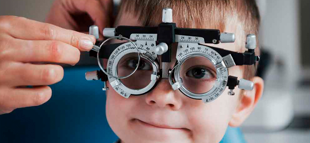 Todo lo que necesitas saber sobre la hipermetropía y el astigmatismo en niños » de Carneros Madrid